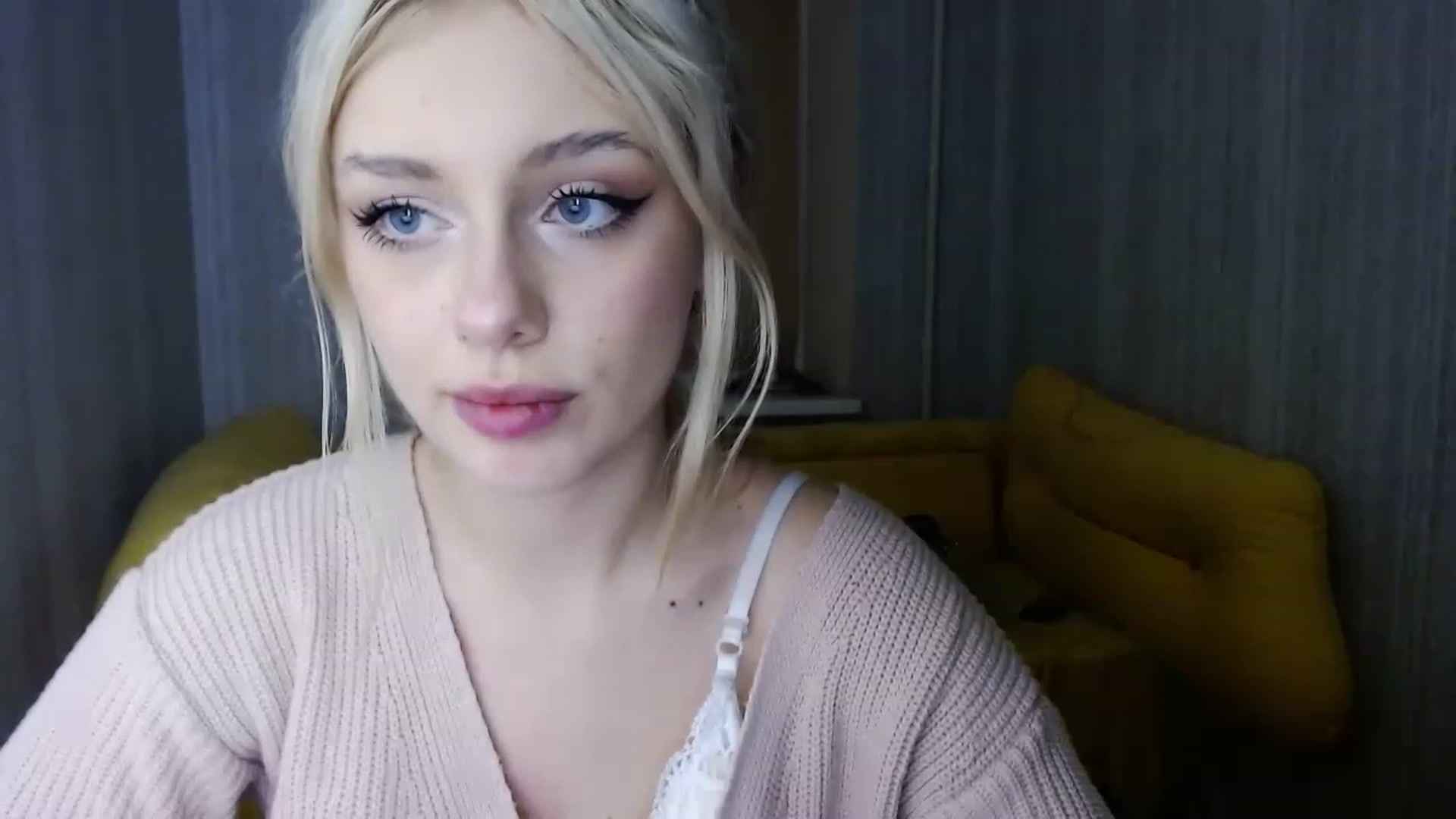 Gallery image thumbnail from Ririma_xo's myfreecams stream on, 01/05/2023, 17:08 image 19 of 20