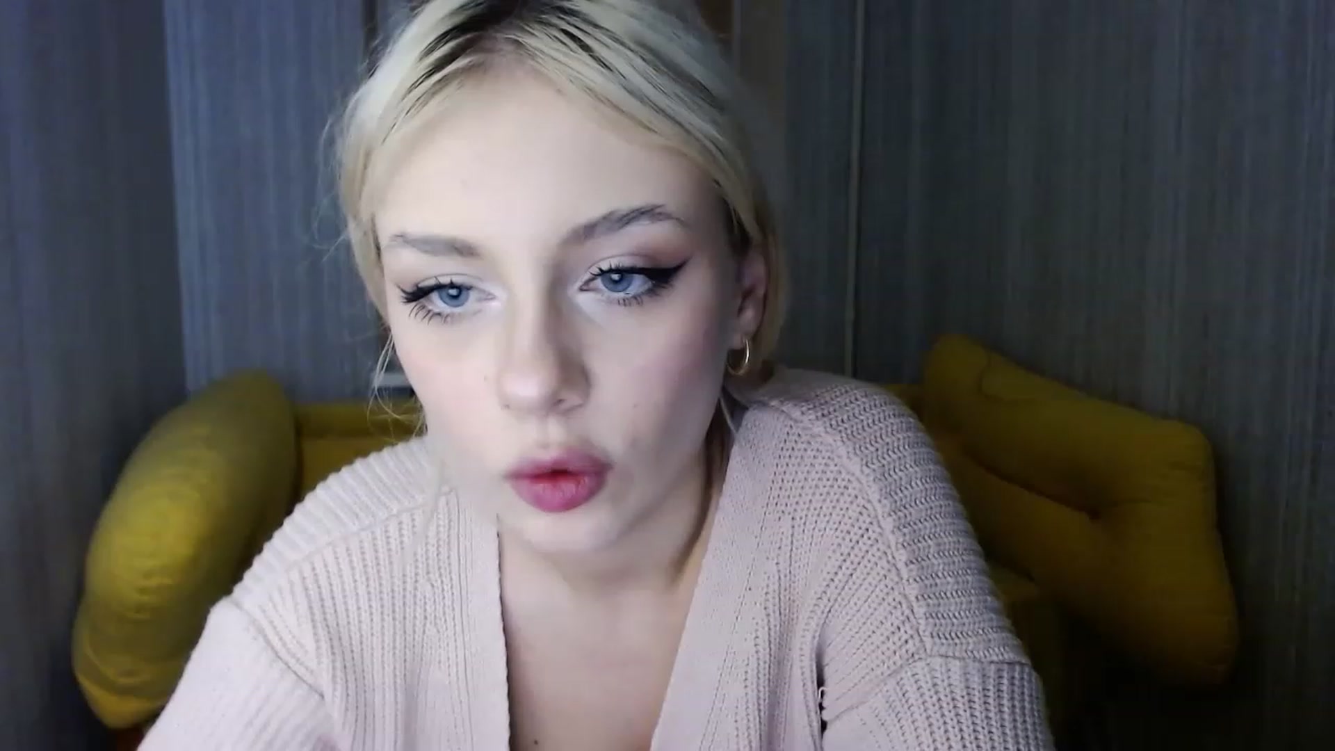 Gallery image thumbnail from Ririma_xo's myfreecams stream on, 01/05/2023, 17:08 image 9 of 20