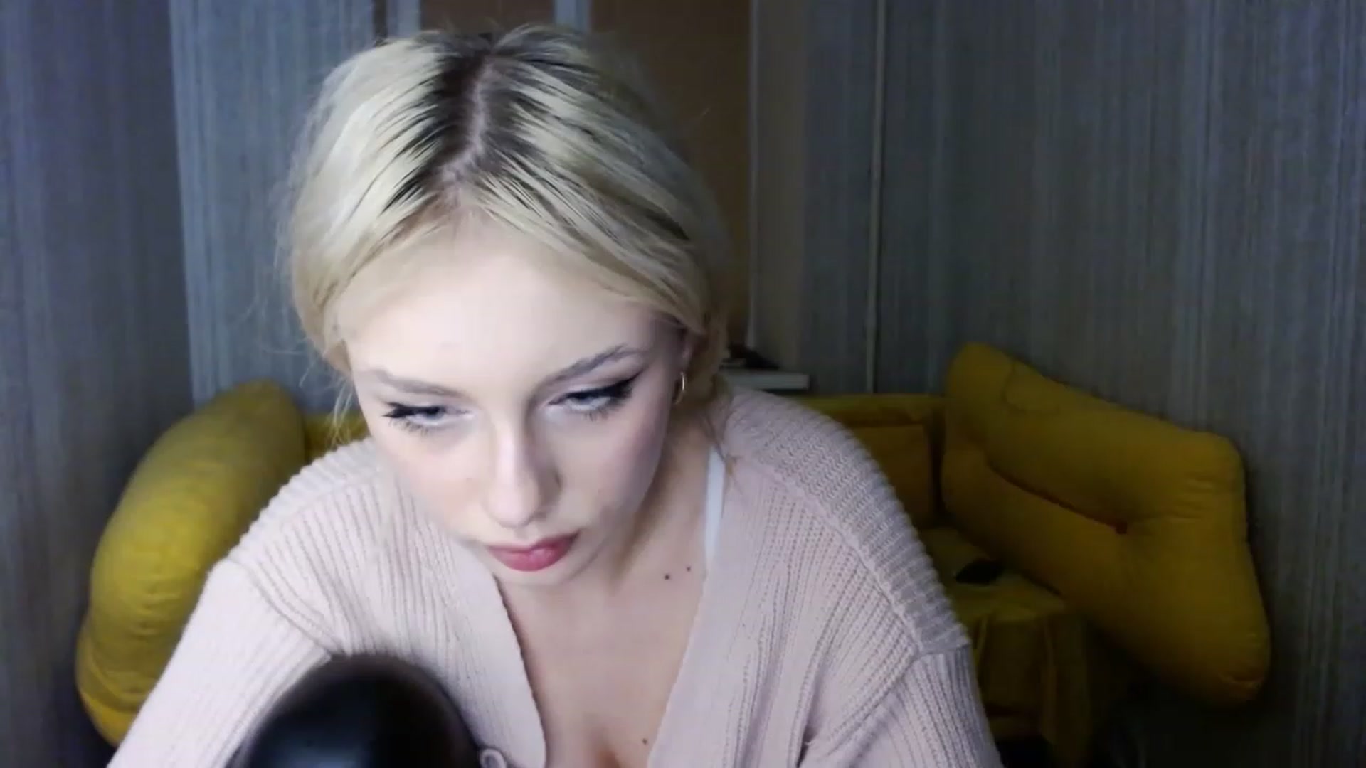 Gallery image thumbnail from Ririma_xo's myfreecams stream on, 01/05/2023, 17:08 image 11 of 20