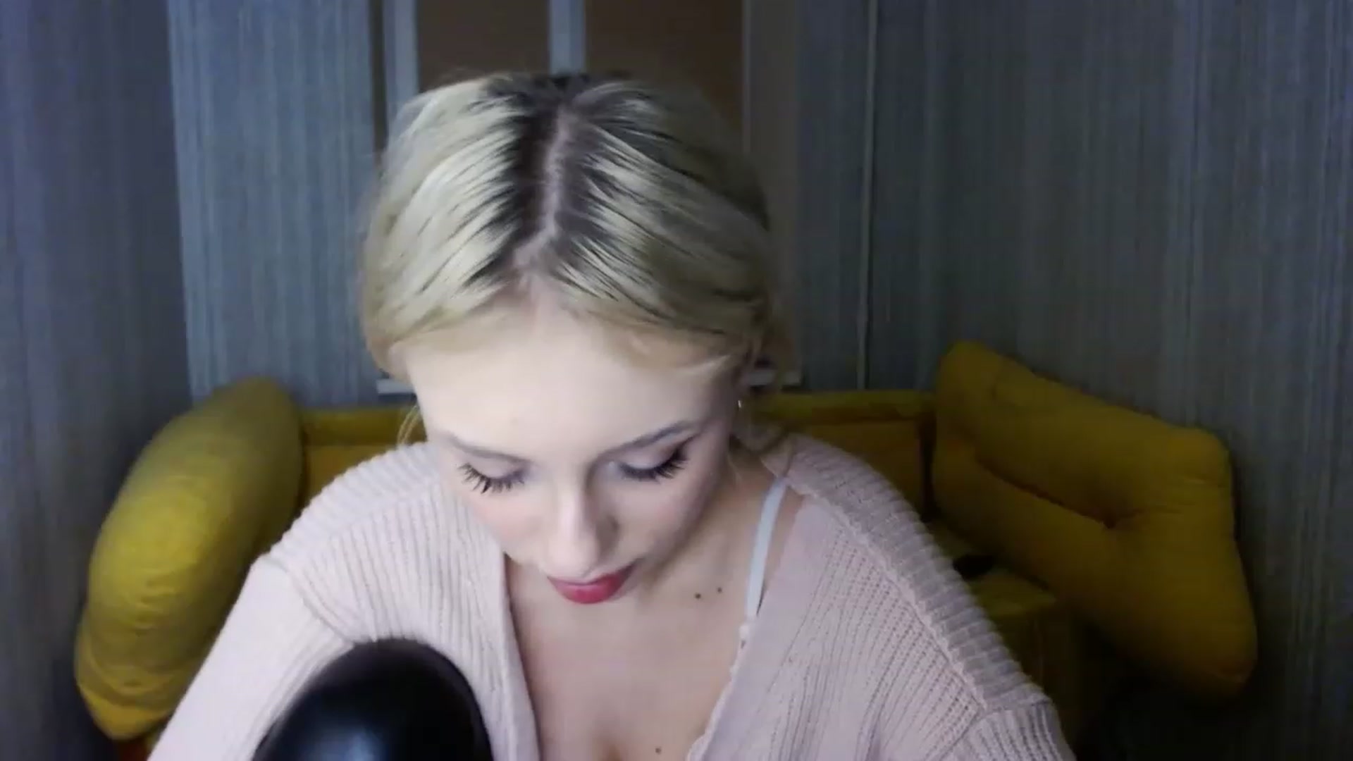 Gallery image thumbnail from Ririma_xo's myfreecams stream on, 01/05/2023, 17:08 image 15 of 20
