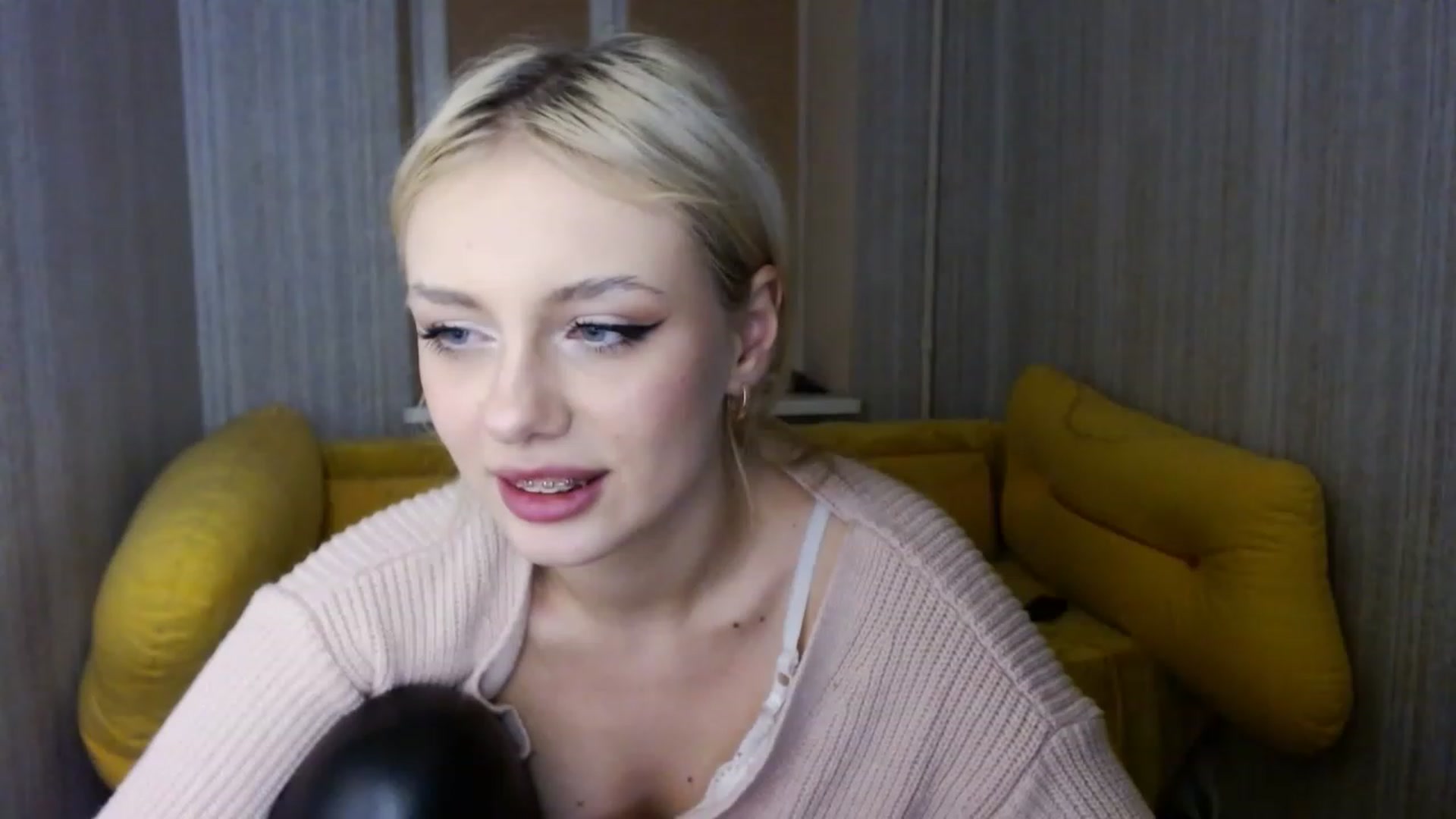 Gallery image thumbnail from Ririma_xo's myfreecams stream on, 01/05/2023, 17:08 image 13 of 20