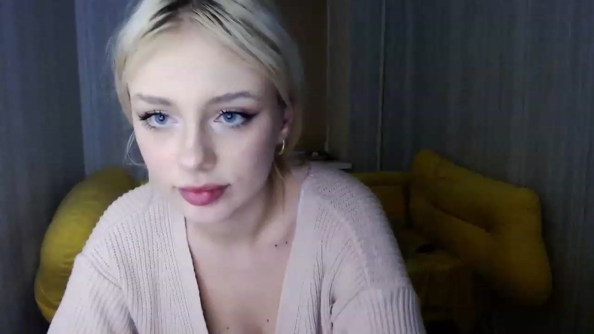 Gallery image thumbnail from Ririma_xo's myfreecams stream on, 01/05/2023, 17:08 image 10 of 20