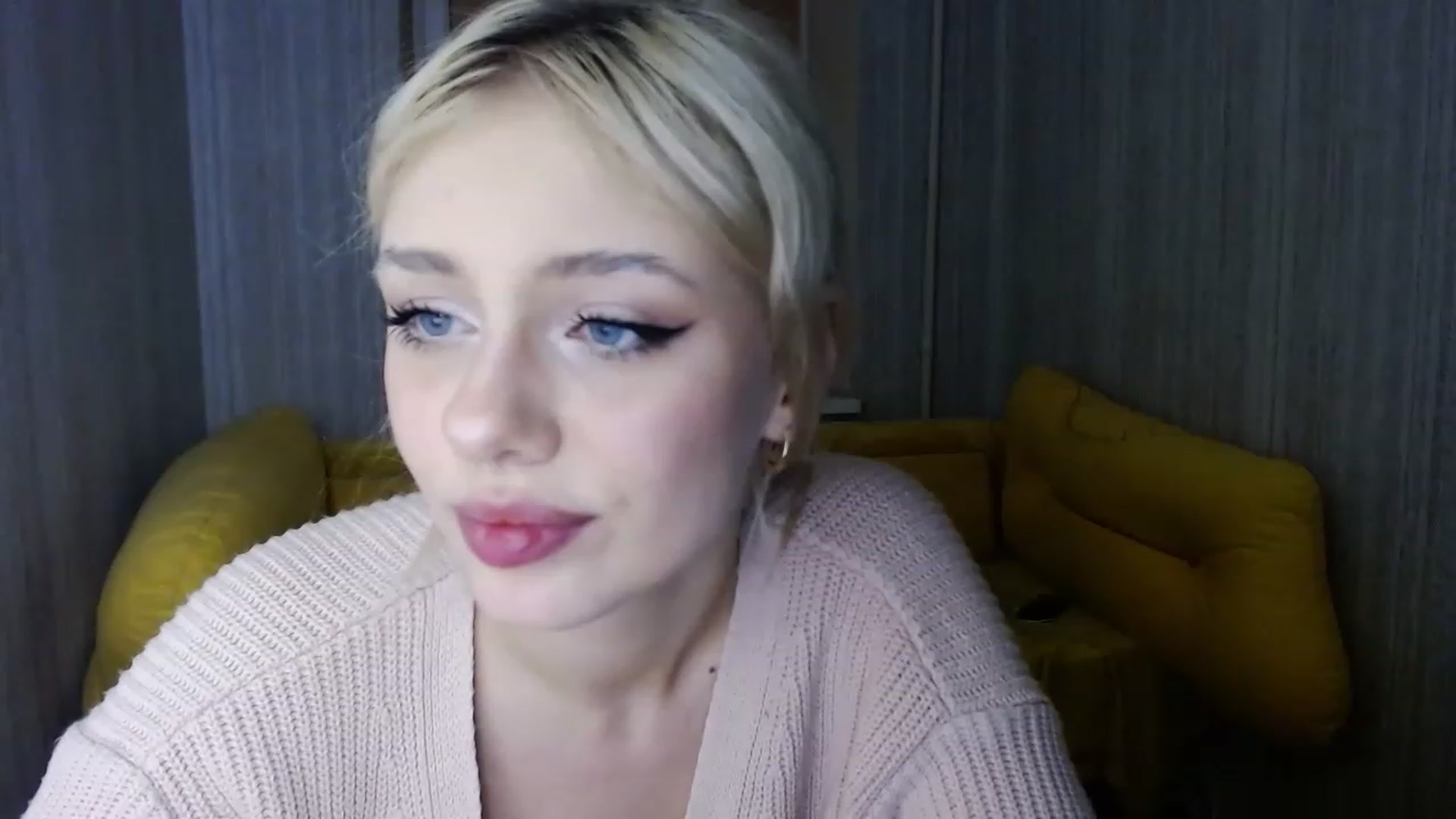 Gallery image thumbnail from Ririma_xo's myfreecams stream on, 01/05/2023, 17:08 image 6 of 20