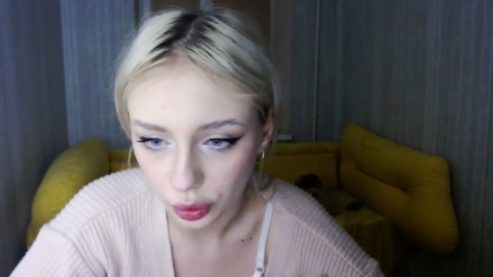 Gallery image thumbnail from Ririma_xo's myfreecams stream on, 01/05/2023, 17:08 image 17 of 20