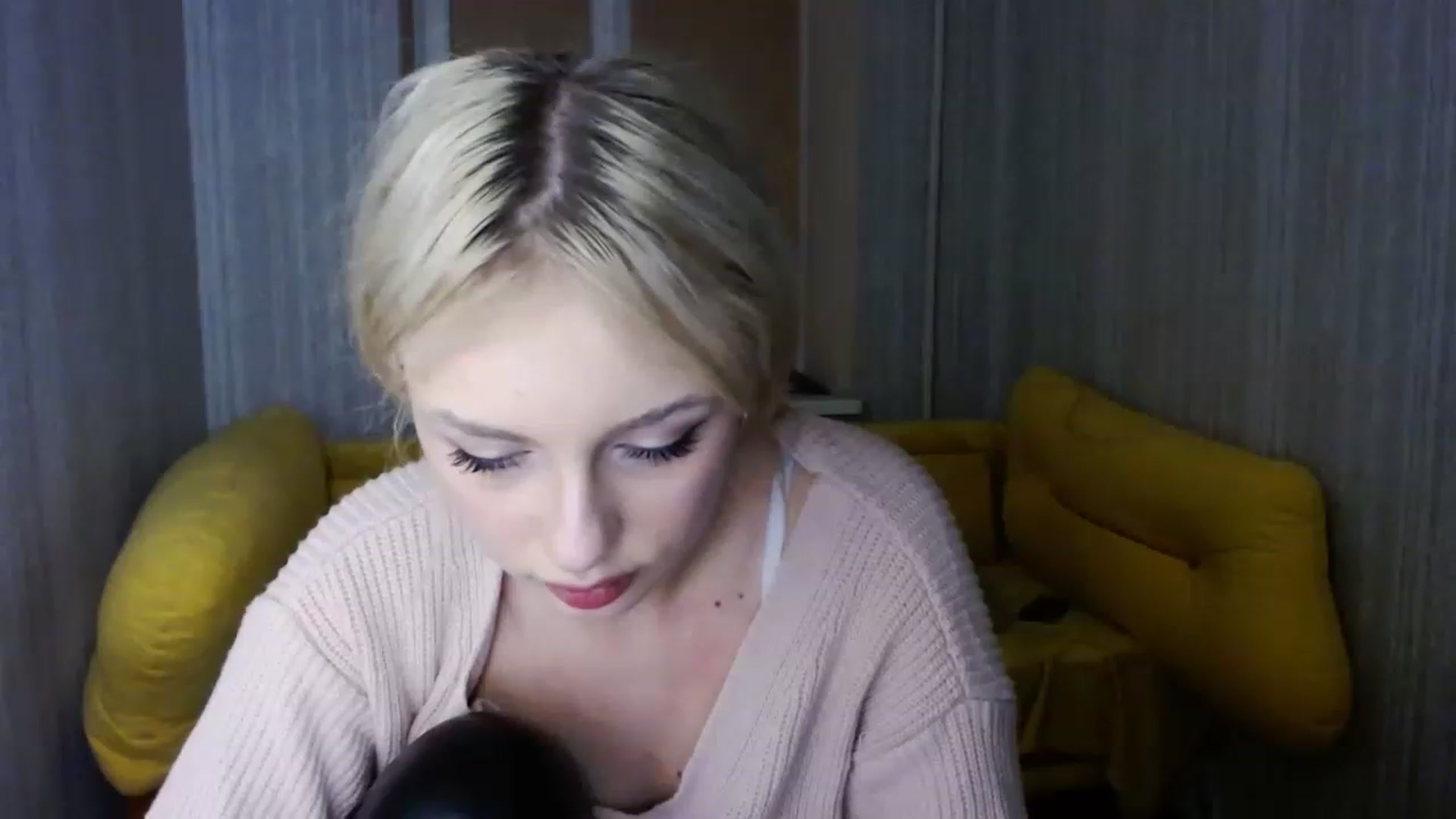Gallery image thumbnail from Ririma_xo's myfreecams stream on, 01/05/2023, 17:08 image 12 of 20