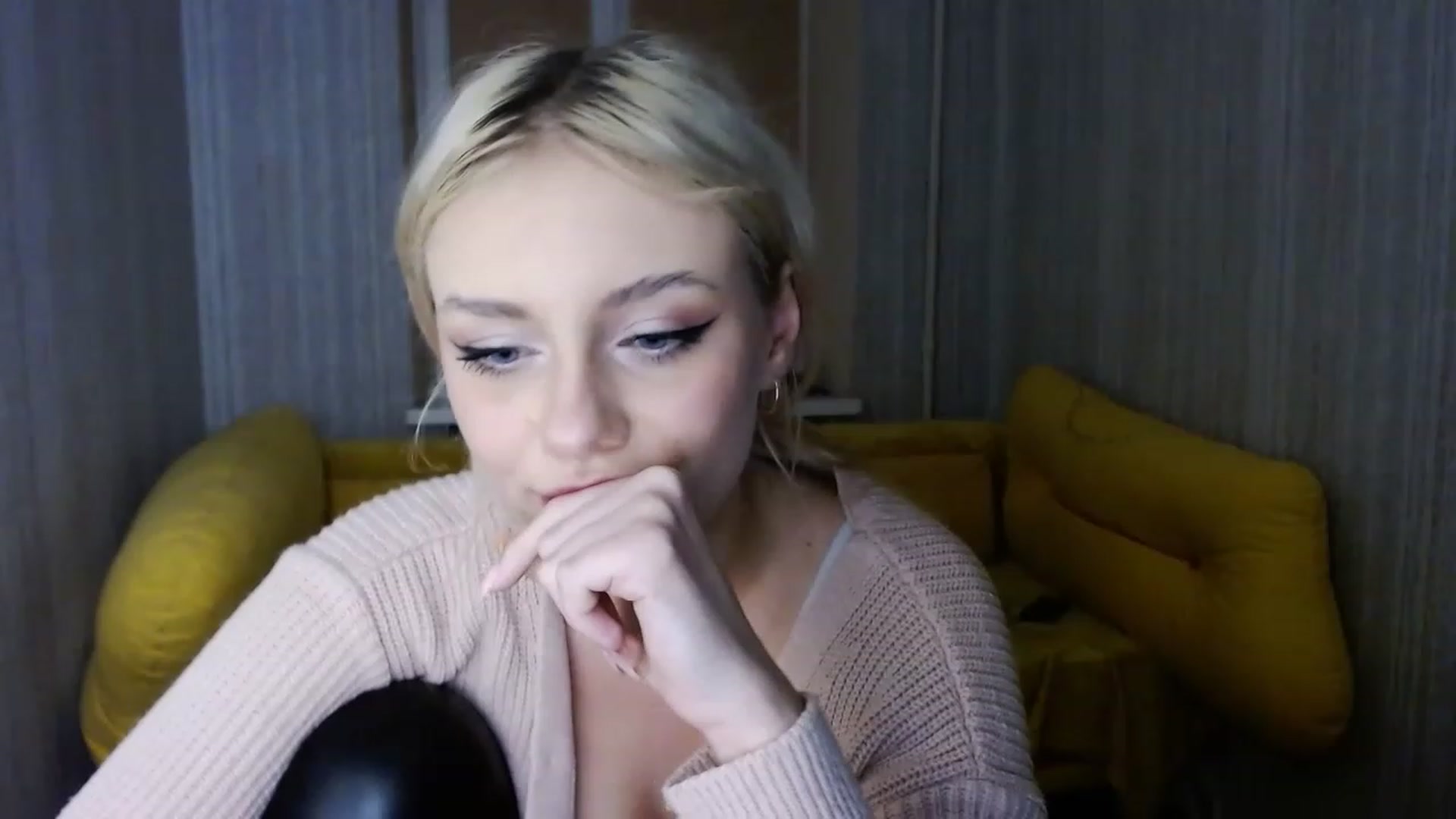 Gallery image thumbnail from Ririma_xo's myfreecams stream on, 01/05/2023, 17:08 image 14 of 20