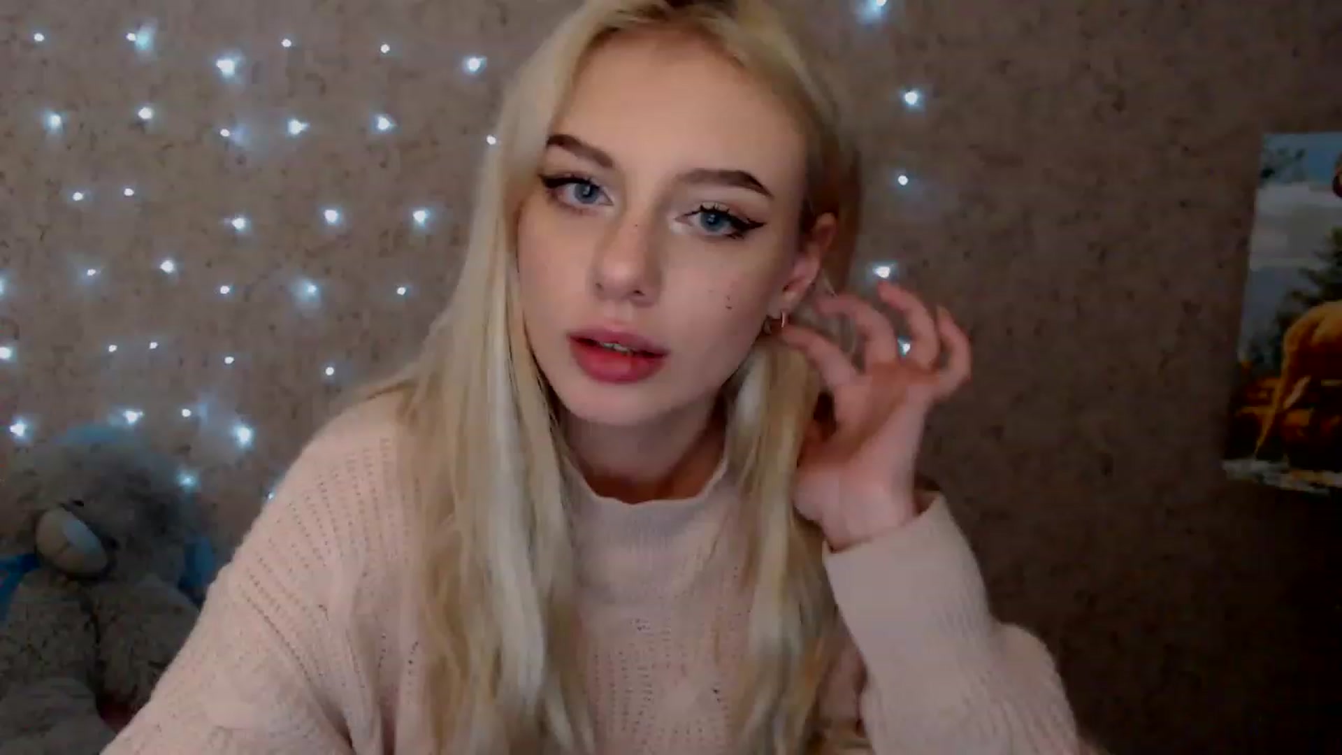 Gallery image thumbnail from Ririma_xo's myfreecams stream on, 01/06/2023, 11:46 image 12 of 20