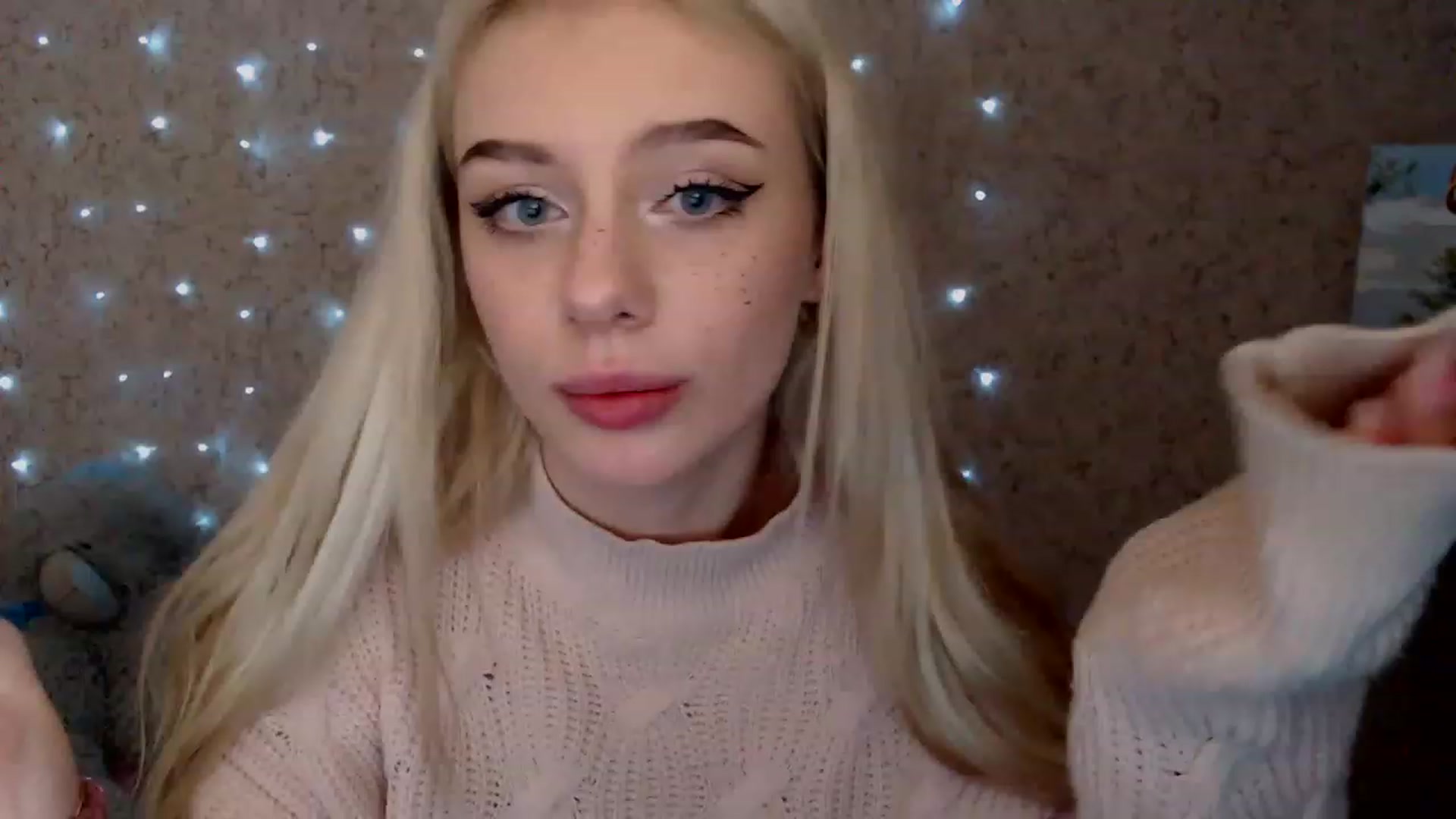 Gallery image thumbnail from Ririma_xo's myfreecams stream on, 01/06/2023, 11:46 image 13 of 20