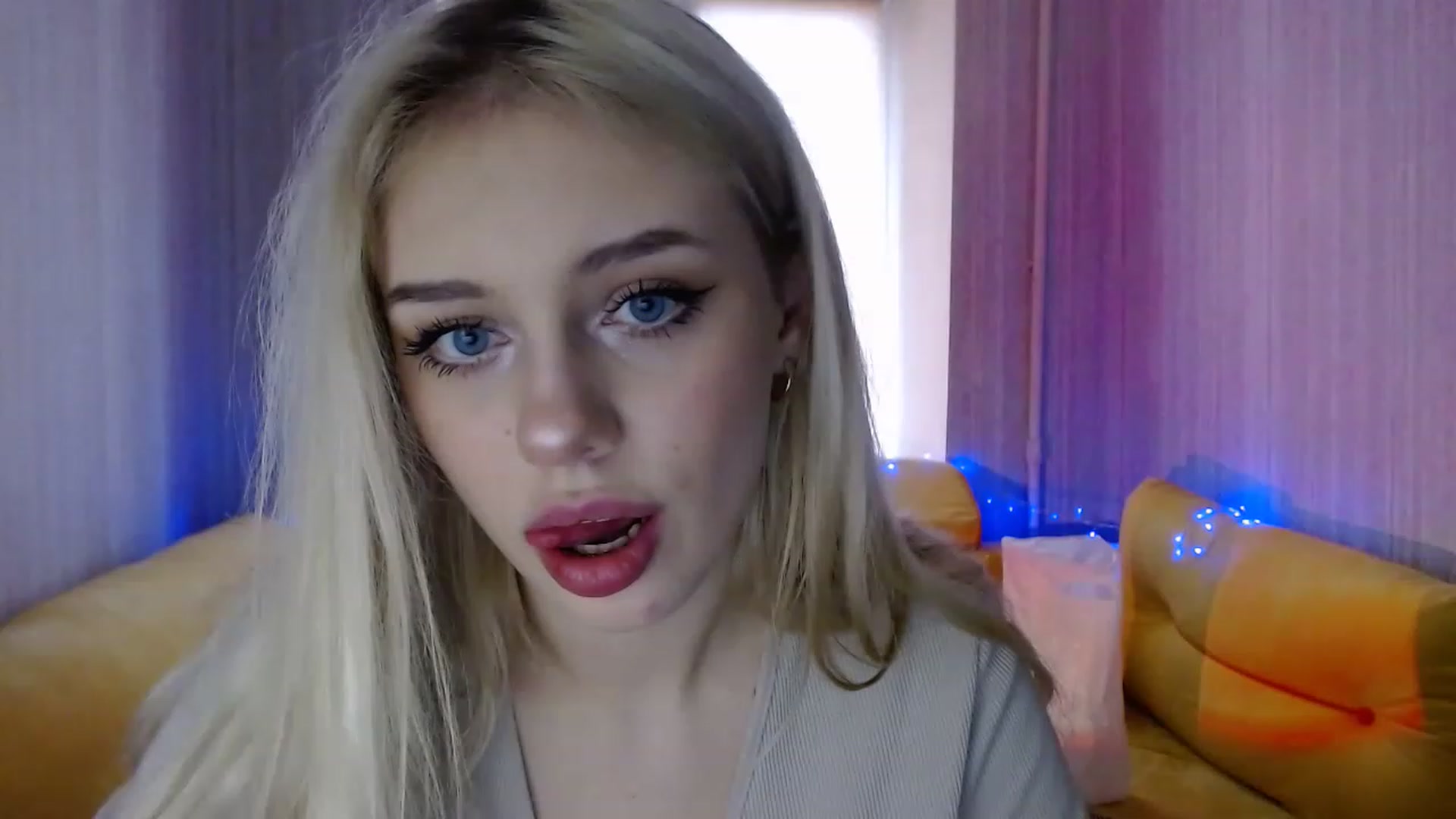 Gallery image thumbnail from Ririma_xo's myfreecams stream on, 01/17/2023, 09:54 image 9 of 20