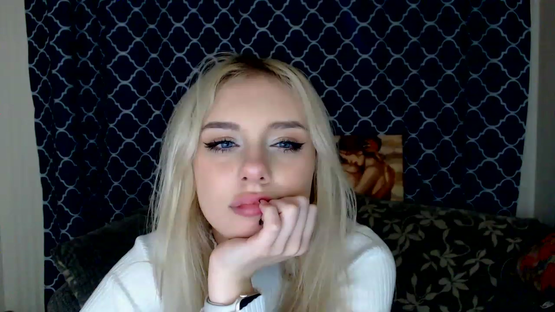 Gallery image thumbnail from Ririma_xo's myfreecams stream on, 01/25/2023, 13:00 image 6 of 20