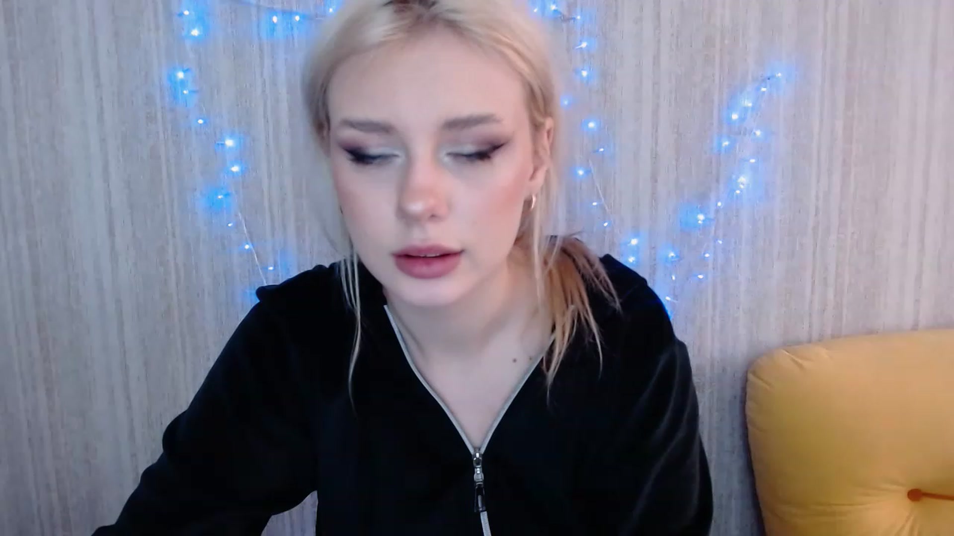 Gallery image thumbnail from Ririma_xo's myfreecams stream on, 04/25/2023, 08:08 image 15 of 20