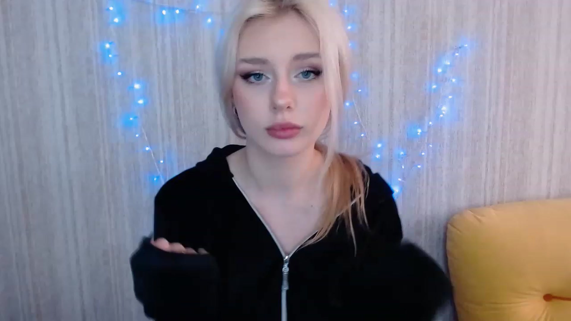 Gallery image thumbnail from Ririma_xo's myfreecams stream on, 04/25/2023, 08:08 image 10 of 20