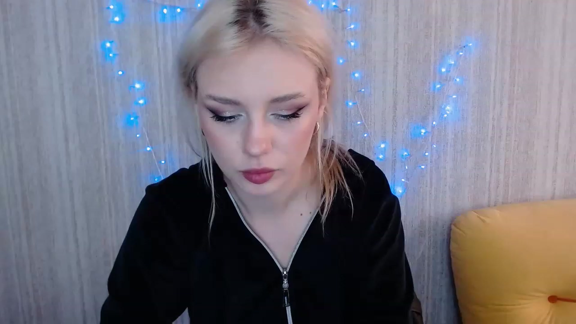 Gallery image thumbnail from Ririma_xo's myfreecams stream on, 04/25/2023, 08:08 image 16 of 20