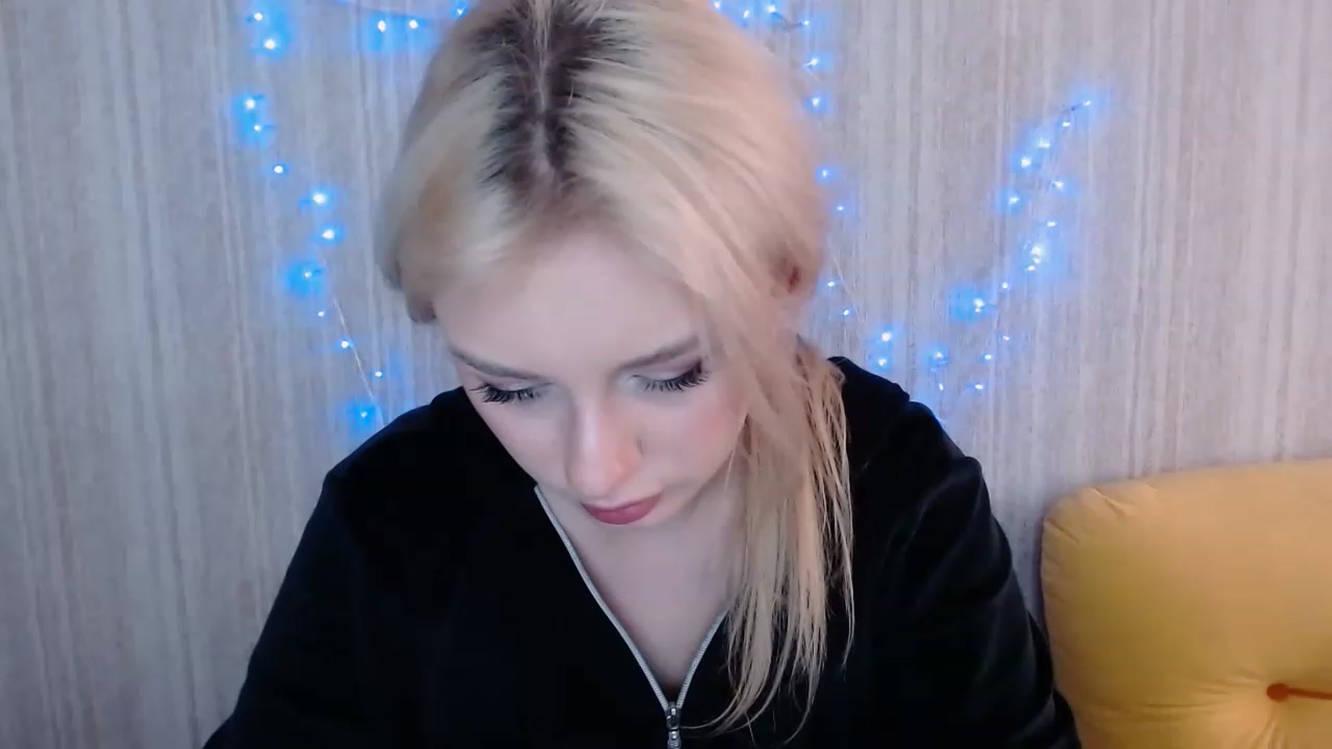 Gallery image thumbnail from Ririma_xo's myfreecams stream on, 04/25/2023, 08:08 image 8 of 20