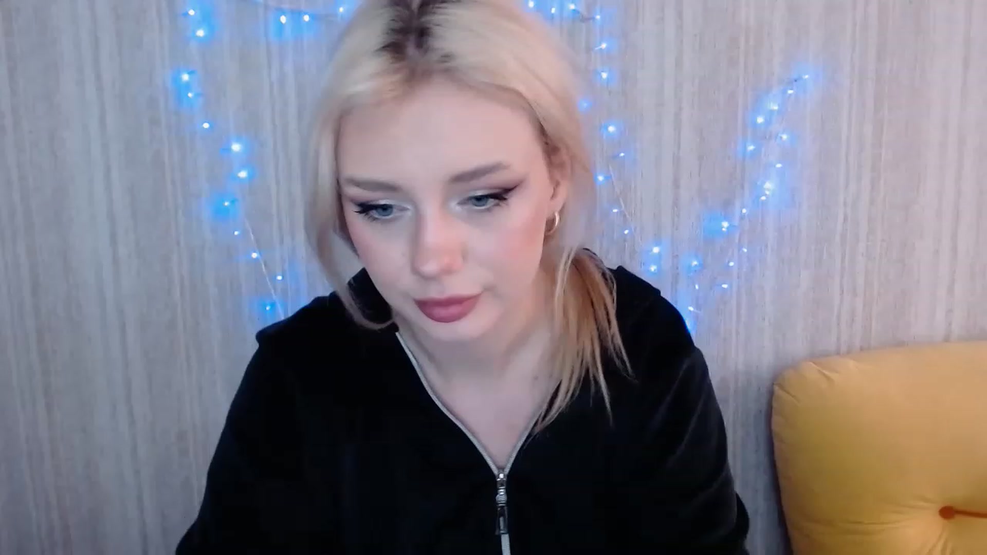 Gallery image thumbnail from Ririma_xo's myfreecams stream on, 04/25/2023, 08:08 image 11 of 20