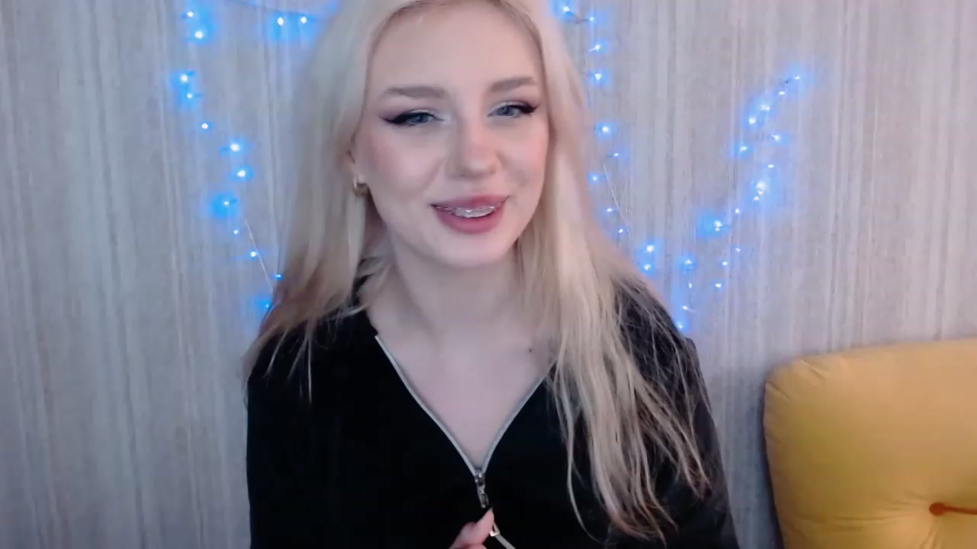 Gallery image thumbnail from Ririma_xo's myfreecams stream on, 04/25/2023, 08:08 image 7 of 20