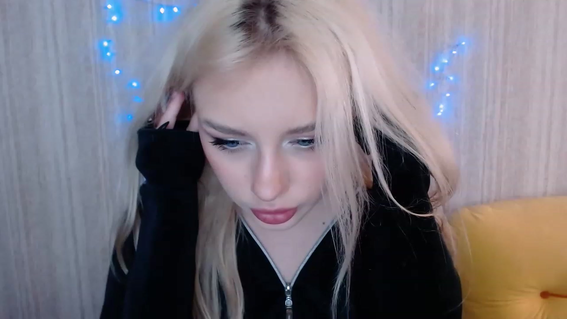 Gallery image thumbnail from Ririma_xo's myfreecams stream on, 04/25/2023, 08:08 image 5 of 20