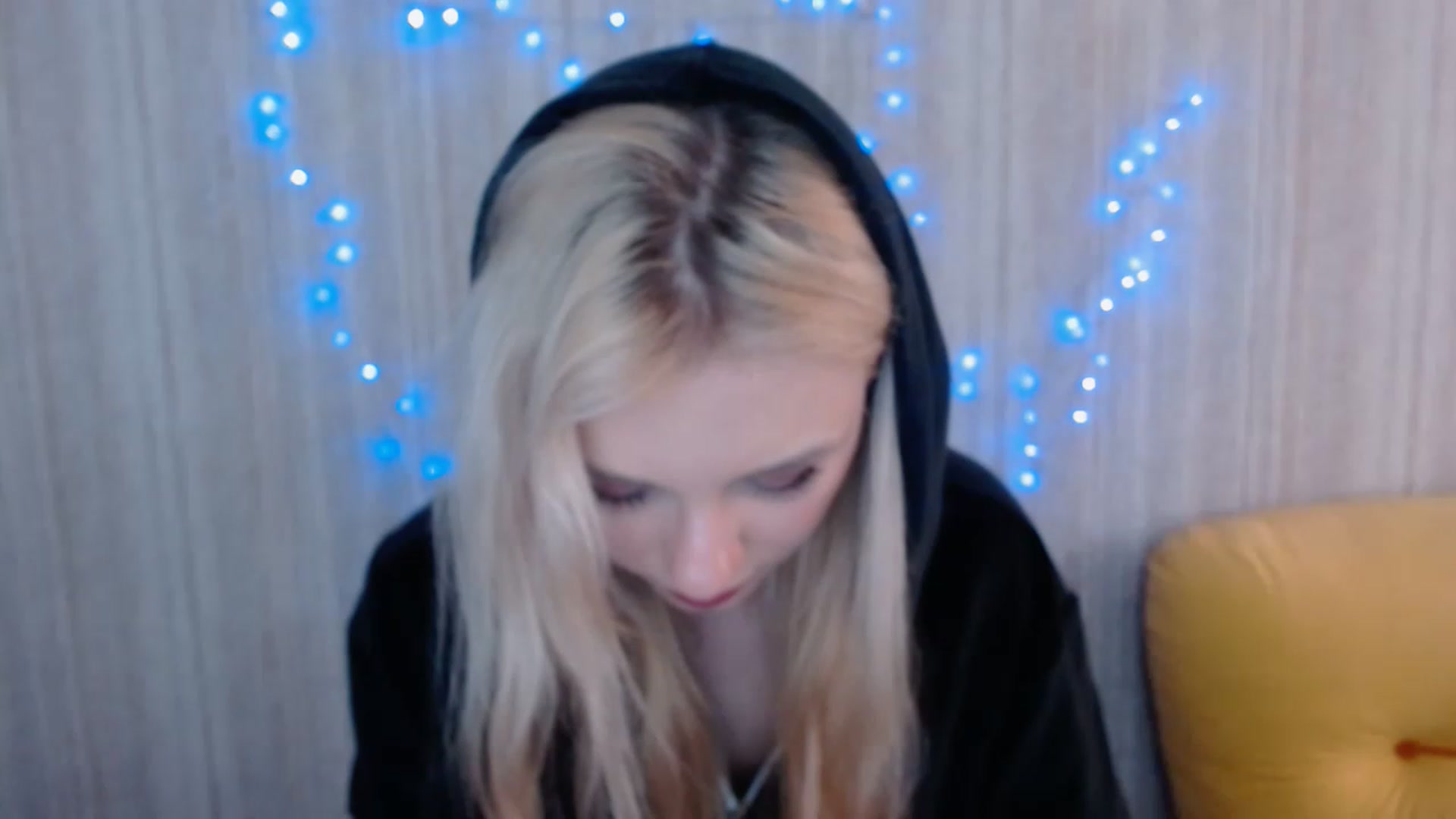 Gallery image thumbnail from Ririma_xo's myfreecams stream on, 04/25/2023, 10:53 image 17 of 20
