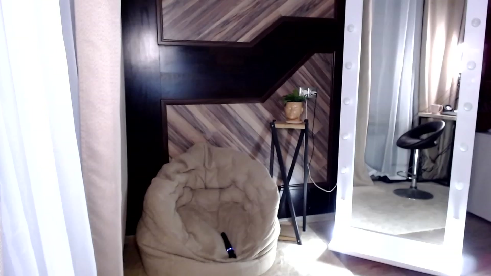 Gallery image thumbnail from RishaLi's myfreecams stream on, 11/16/2022, 14:25 image 15 of 20