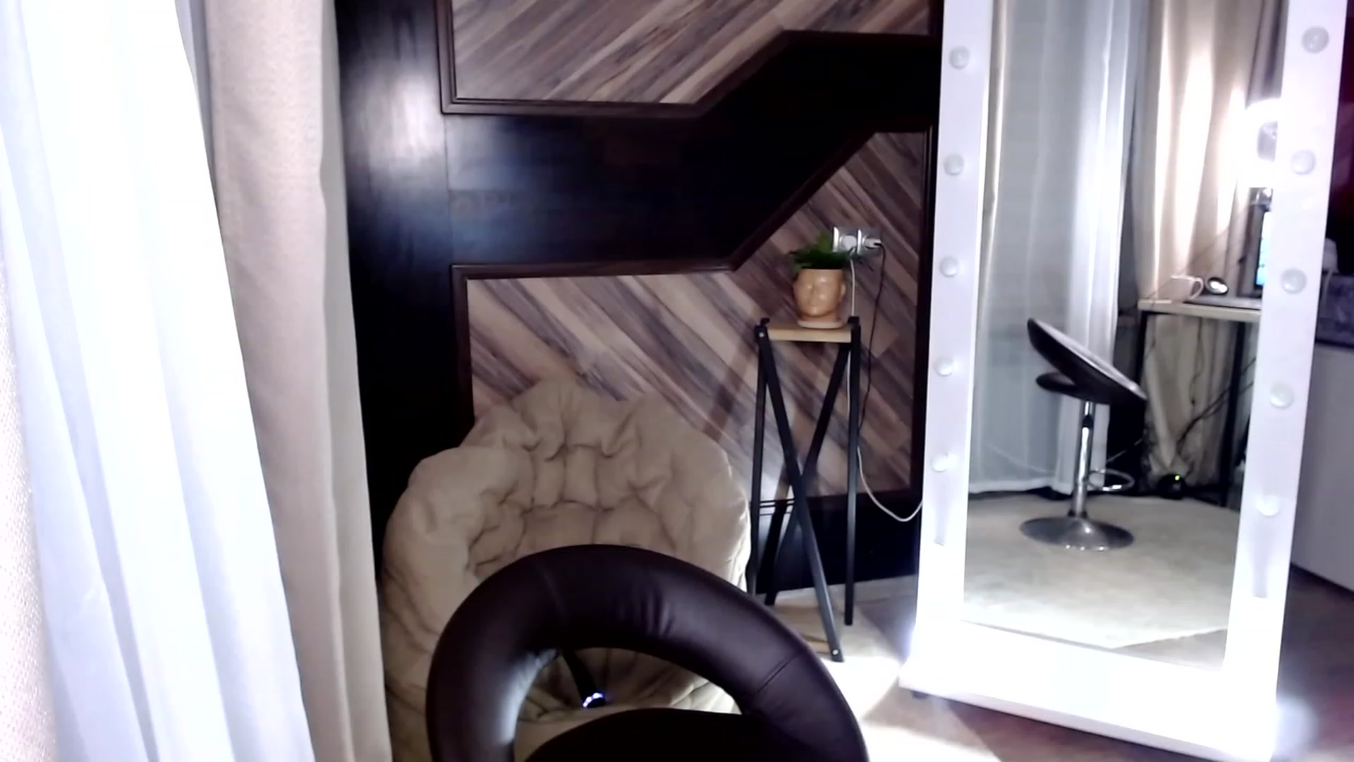 Gallery image thumbnail from RishaLi's myfreecams stream on, 11/18/2022, 21:00 image 13 of 20