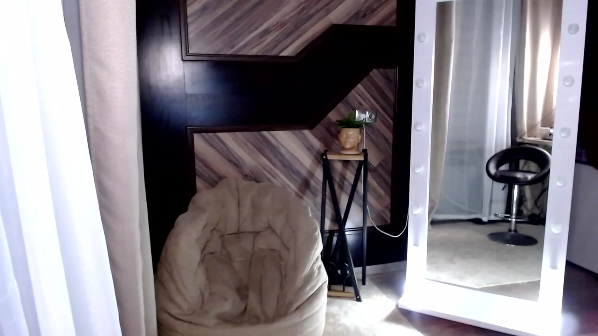 Gallery image thumbnail from RishaLi's myfreecams stream on, 11/21/2022, 19:06 image 4 of 20