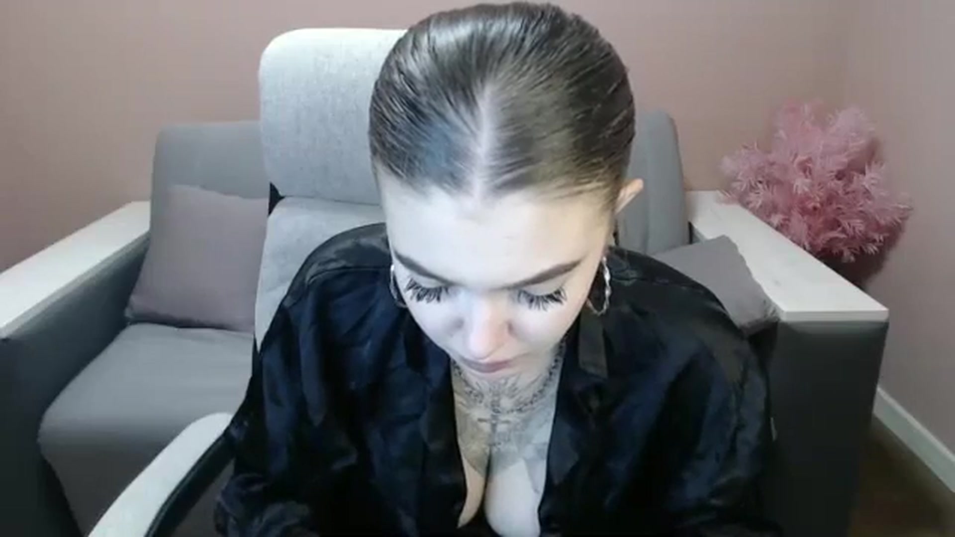 Gallery image thumbnail from Ritaneer's myfreecams stream on, 08/18/2024, 11:27 image 8 of 20