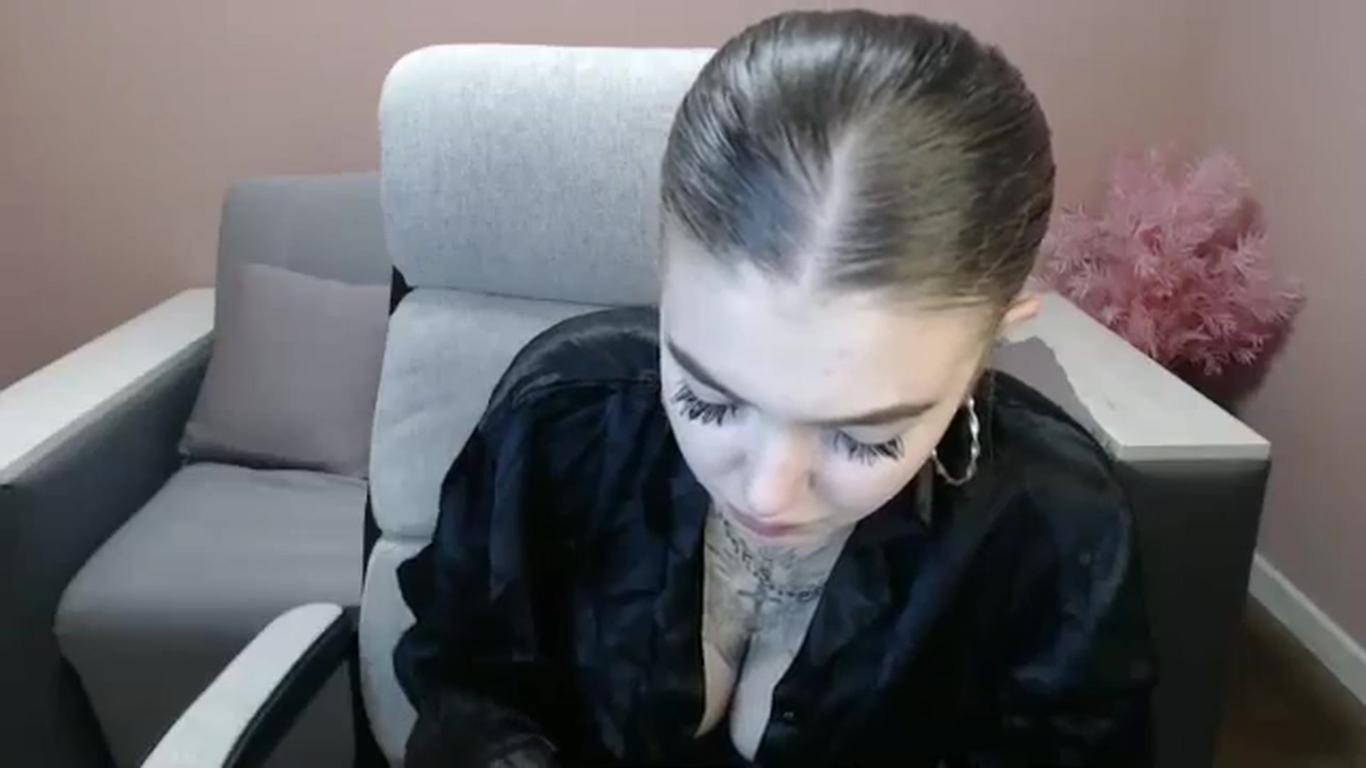Gallery image thumbnail from Ritaneer's myfreecams stream on, 08/18/2024, 11:27 image 17 of 20