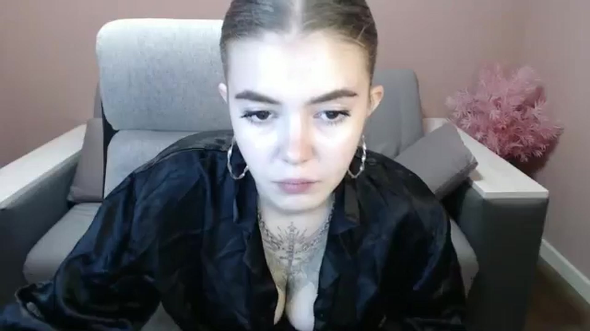 Gallery image thumbnail from Ritaneer's myfreecams stream on, 08/18/2024, 12:03 image 7 of 20