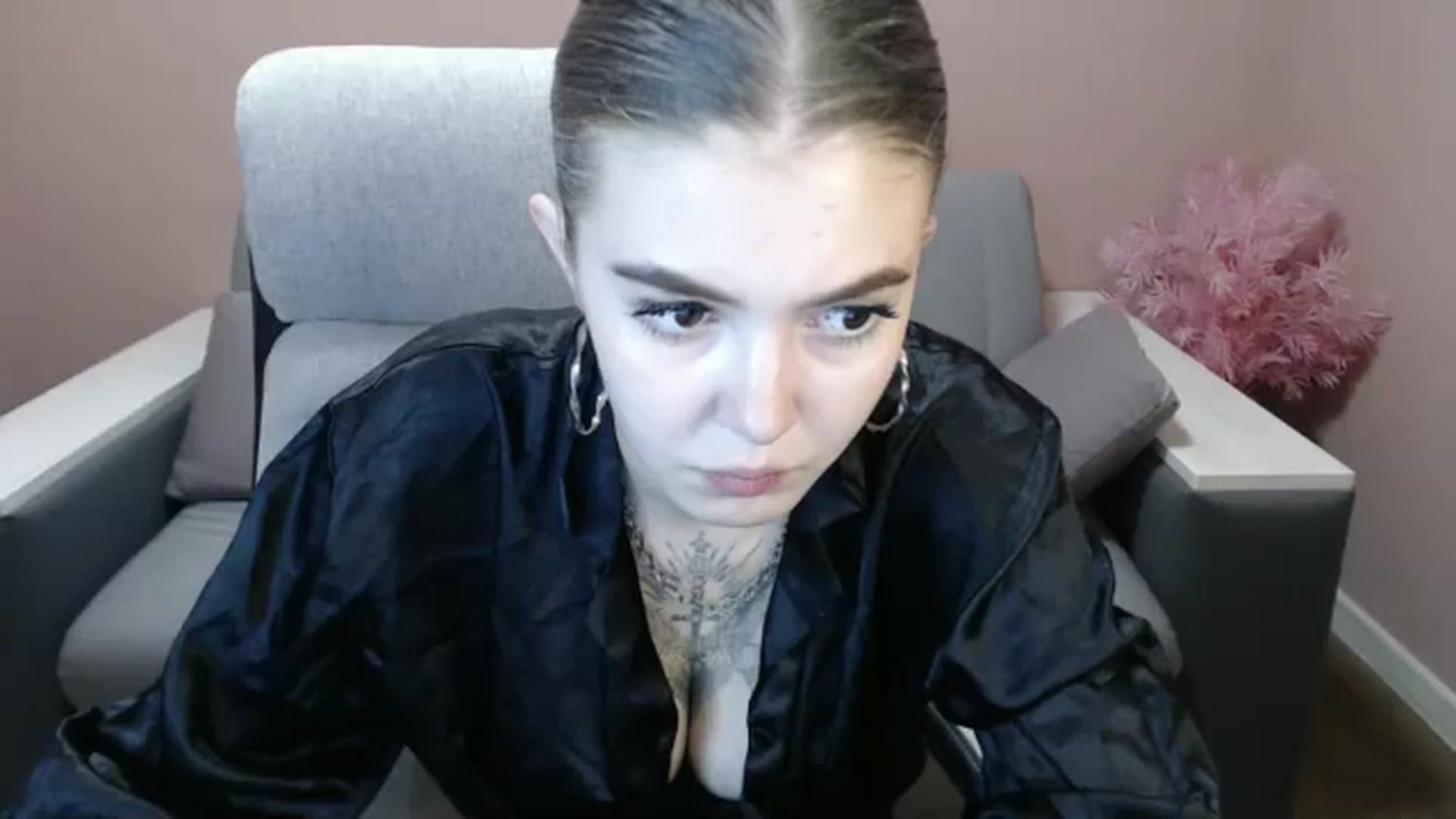 Gallery image thumbnail from Ritaneer's myfreecams stream on, 08/18/2024, 12:03 image 8 of 20