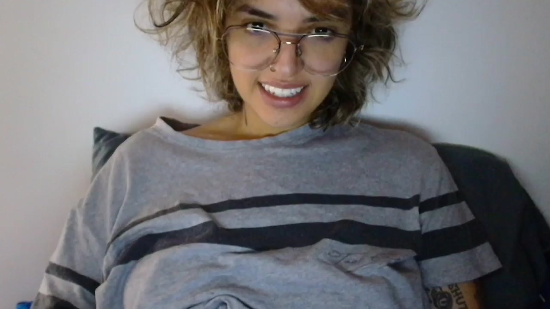Gallery image thumbnail from RiversideCA's myfreecams stream on, 03/31/2024, 17:03 image 16 of 20
