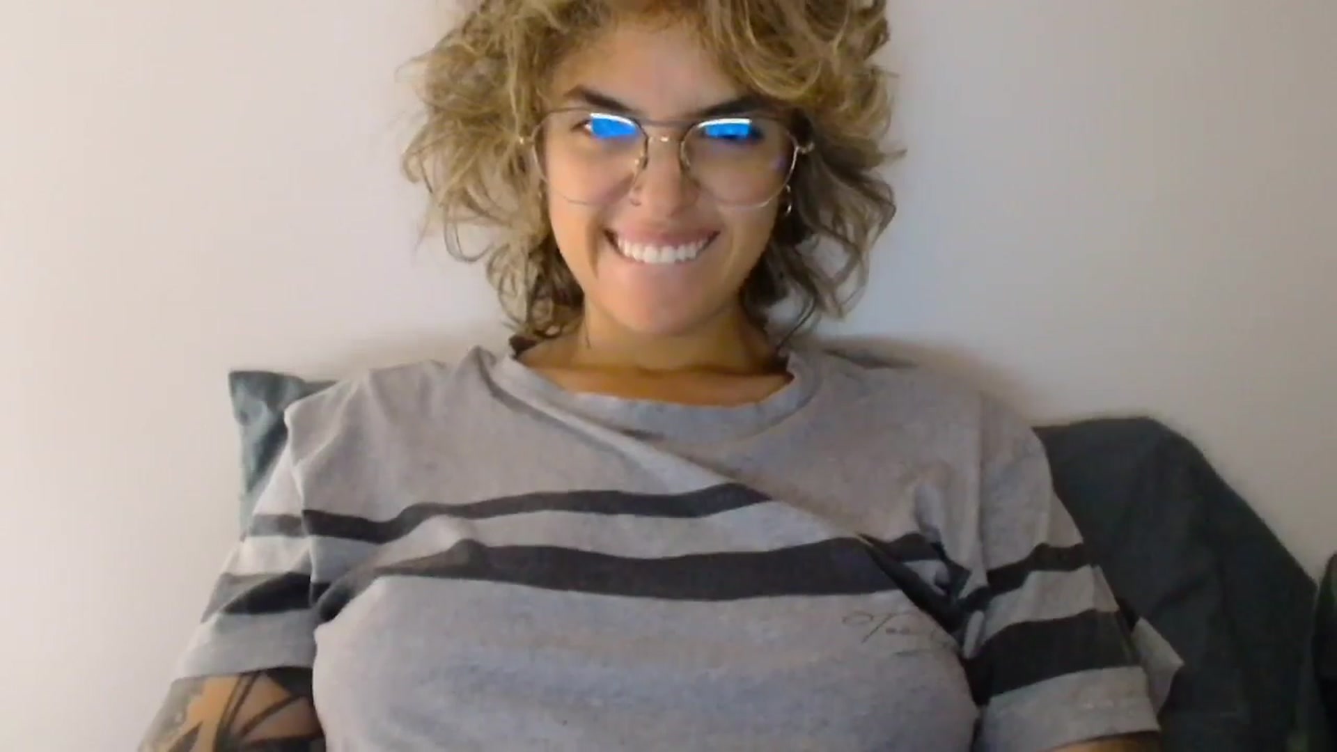 Gallery image thumbnail from RiversideCA's myfreecams stream on, 04/01/2024, 16:09 image 16 of 20