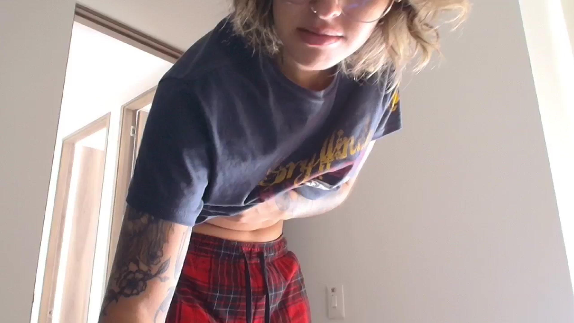 Gallery image thumbnail from RiversideCA's myfreecams stream on, 05/21/2024, 15:33 image 16 of 20