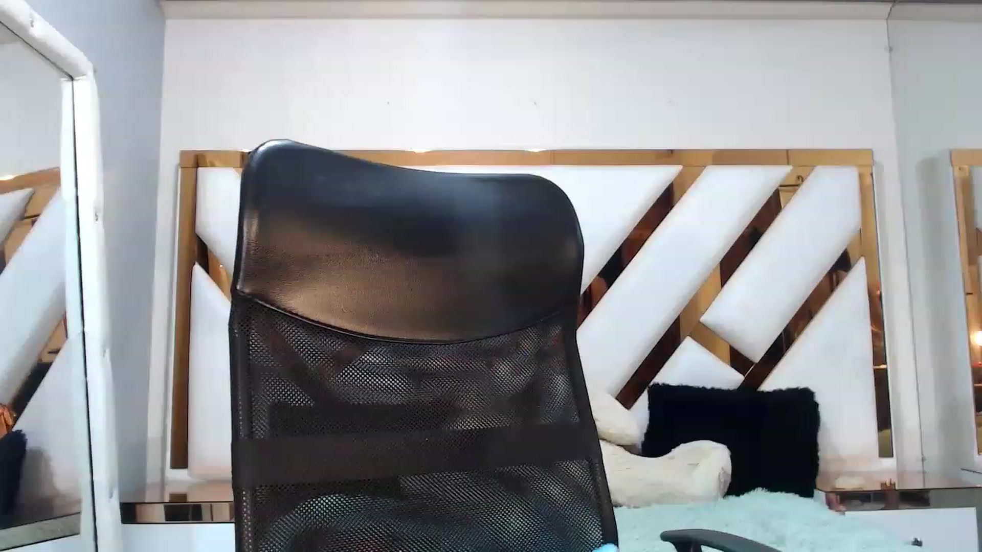 Gallery image thumbnail from Rmilydark21's myfreecams stream on, 12/19/2022, 08:49 image 19 of 20
