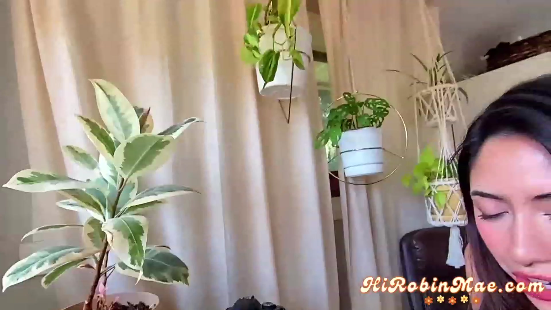 Gallery image thumbnail from RobinMae's myfreecams stream on, 05/19/2023, 20:14 image 15 of 20