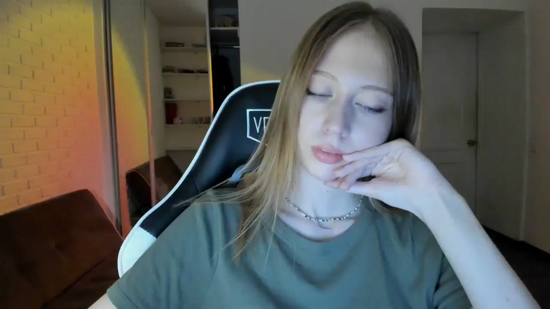 Gallery image thumbnail from RoboSasha's myfreecams stream on, 09/22/2024, 16:47 image 17 of 20