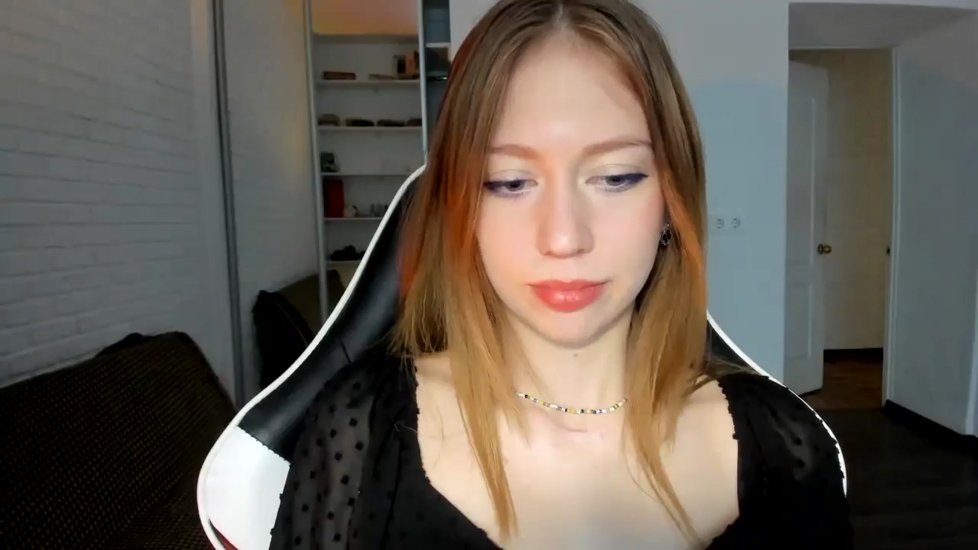 Gallery image thumbnail from RoboSasha's myfreecams stream on, 10/27/2024, 12:38 image 16 of 20