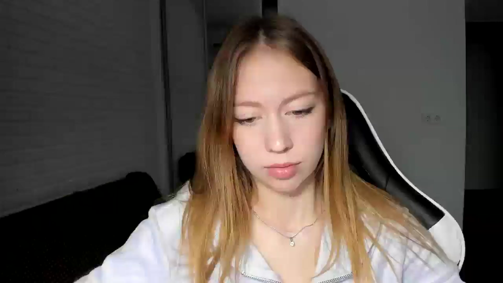 Gallery image thumbnail from RoboSasha's myfreecams stream on, 11/21/2024, 12:38 image 18 of 20
