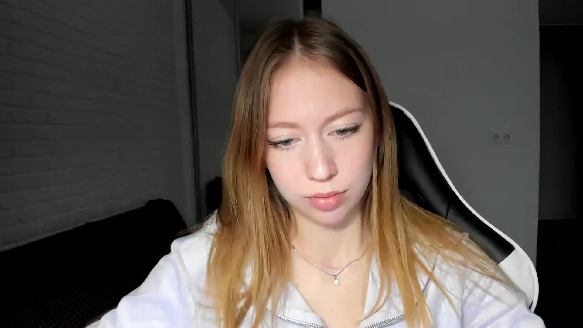 Gallery image thumbnail from RoboSasha's myfreecams stream on, 11/21/2024, 12:38 image 17 of 20