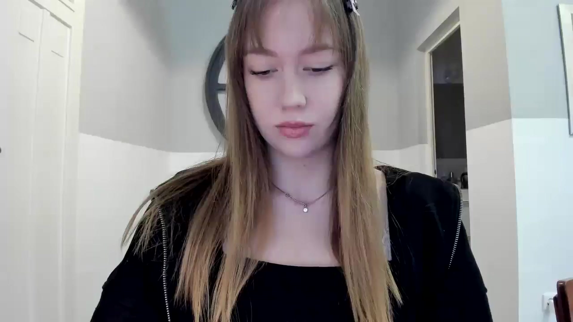 Gallery image thumbnail from RoboSasha's myfreecams stream on, 11/06/2025, 12:46 image 1 of 20