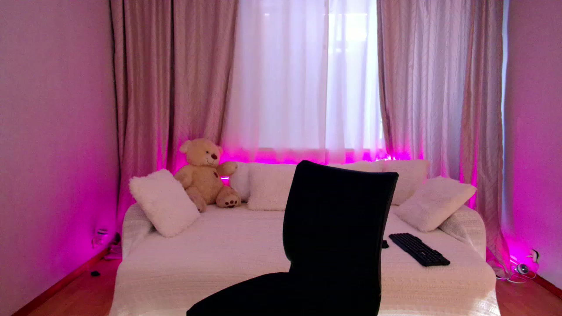 Gallery image thumbnail from Rockn_Grace's myfreecams stream on, 04/19/2023, 08:23 image 4 of 20