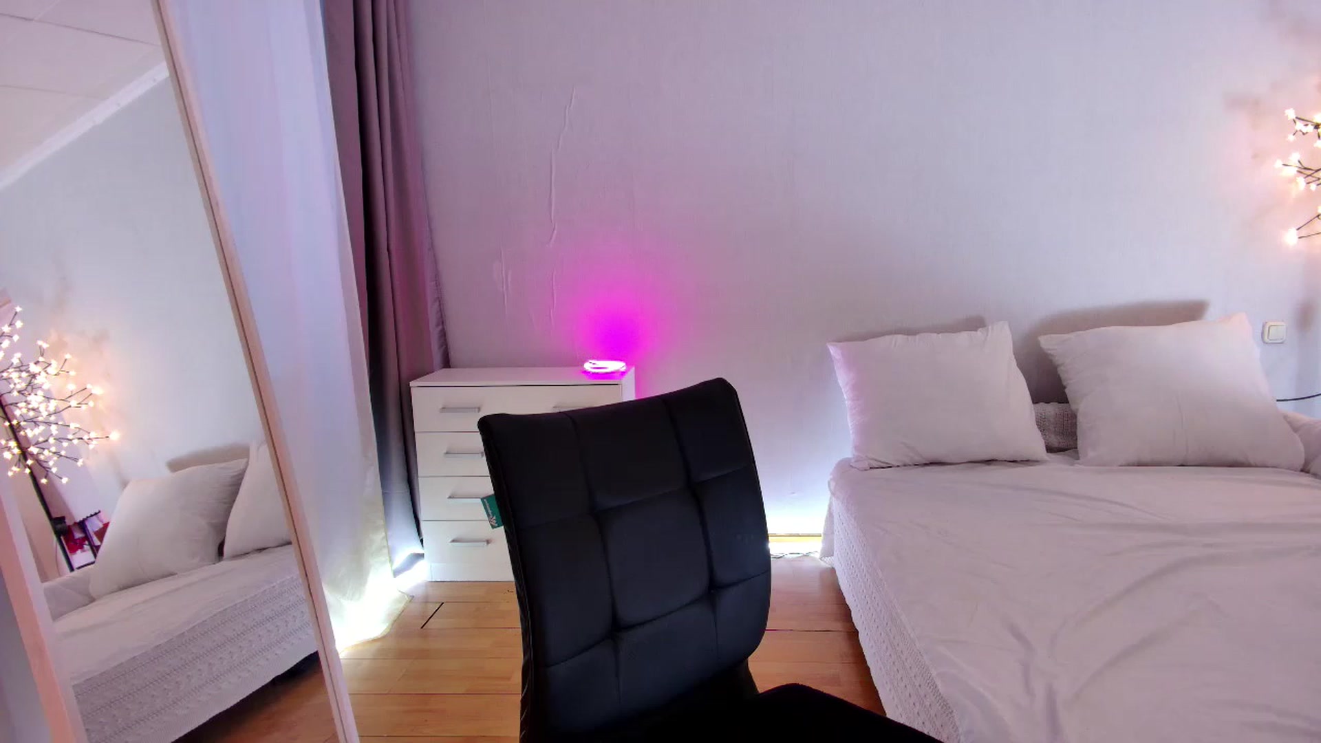 Gallery image thumbnail from Rockn_Grace's myfreecams stream on, 06/13/2023, 08:33 image 19 of 20