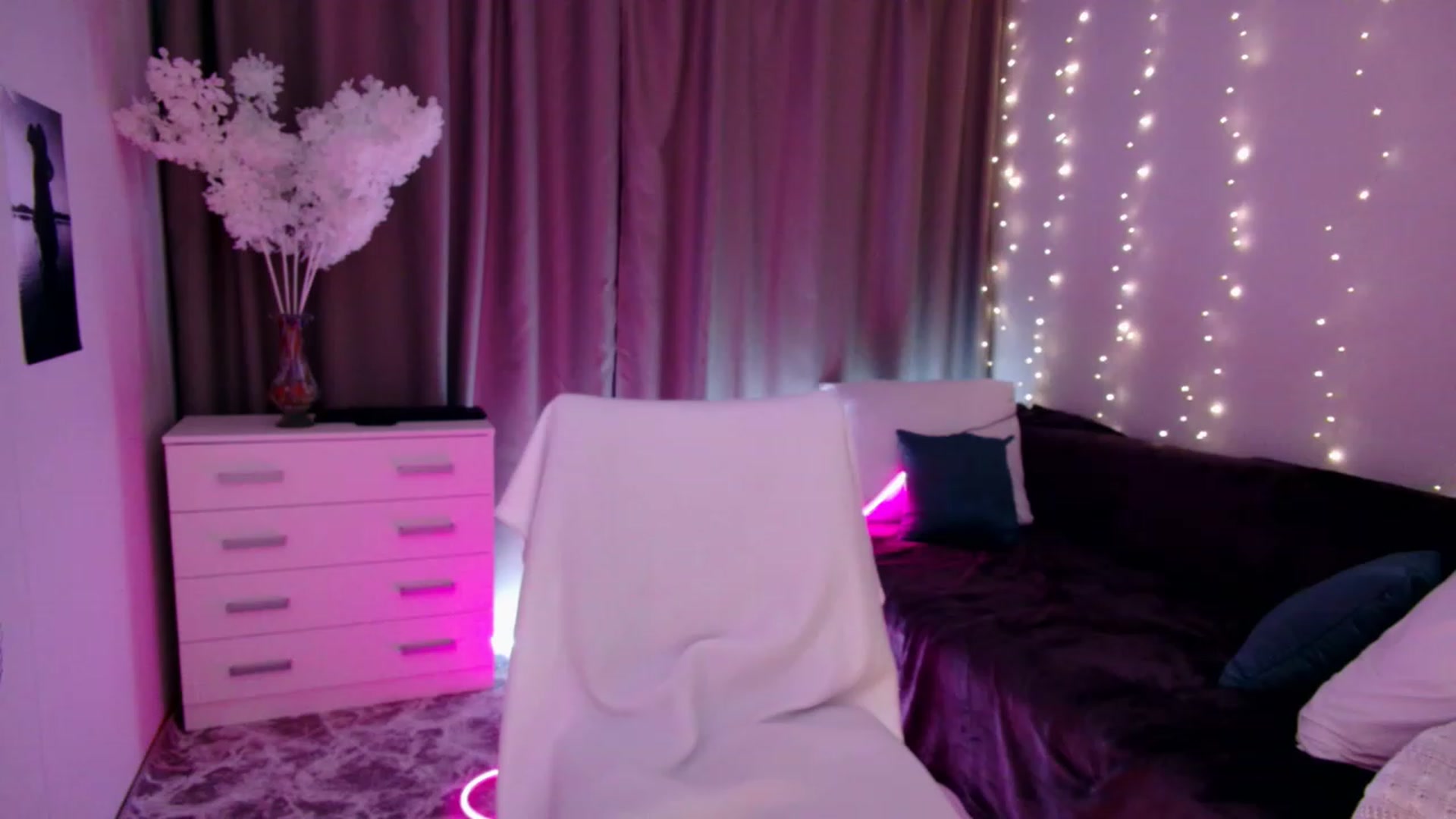 Gallery image thumbnail from Rockn_Grace's myfreecams stream on, 09/27/2023, 23:10 image 3 of 20