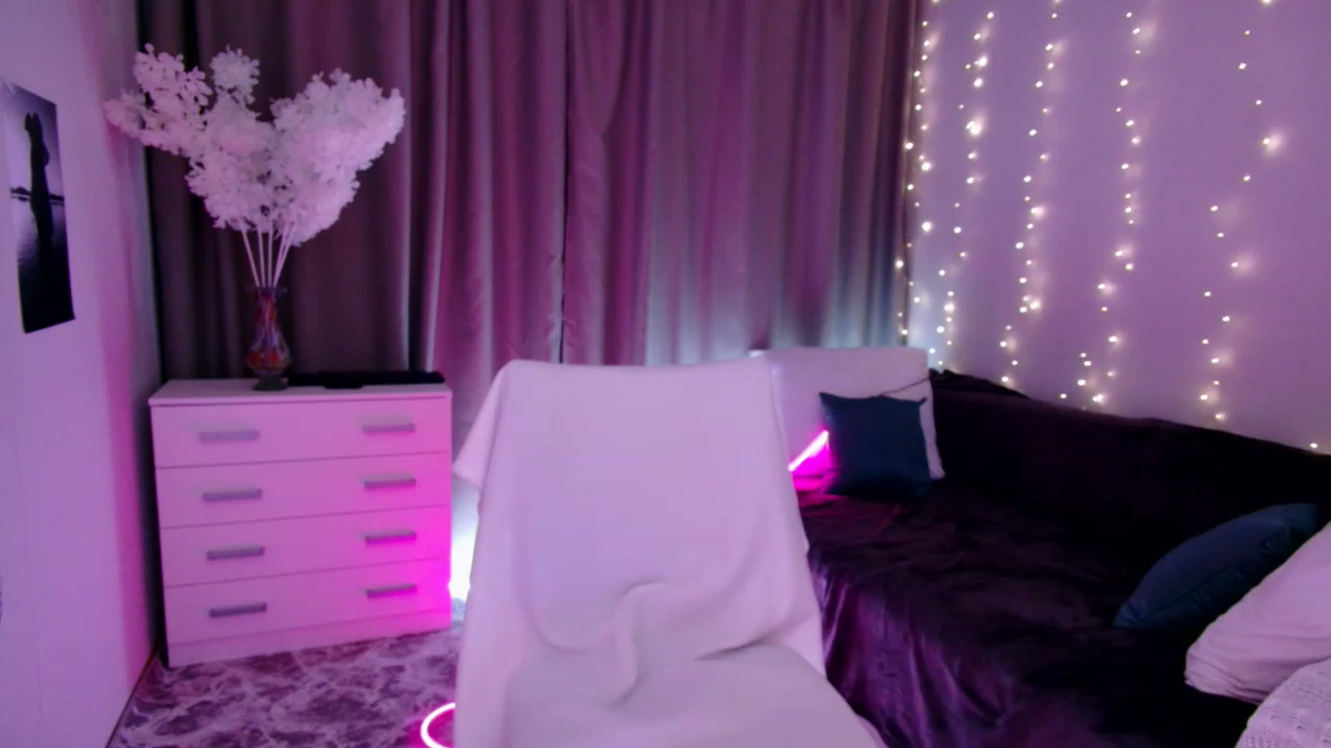 Gallery image thumbnail from Rockn_Grace's myfreecams stream on, 09/27/2023, 23:10 image 2 of 20