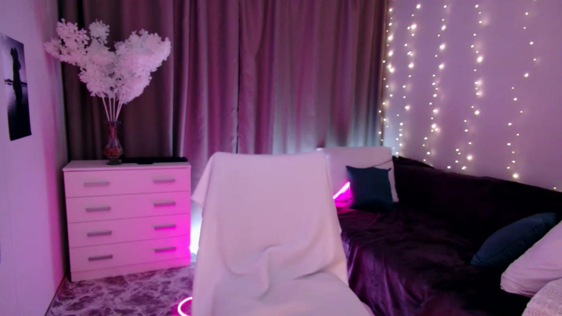Gallery image thumbnail from Rockn_Grace's myfreecams stream on, 09/27/2023, 23:10 image 1 of 20