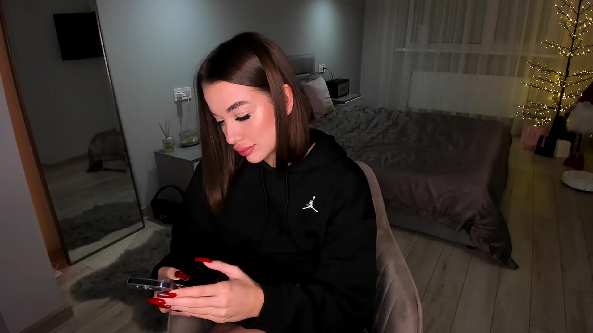 Gallery image thumbnail from Rockn_Queen's myfreecams stream on, 12/08/2023, 21:04 image 8 of 20