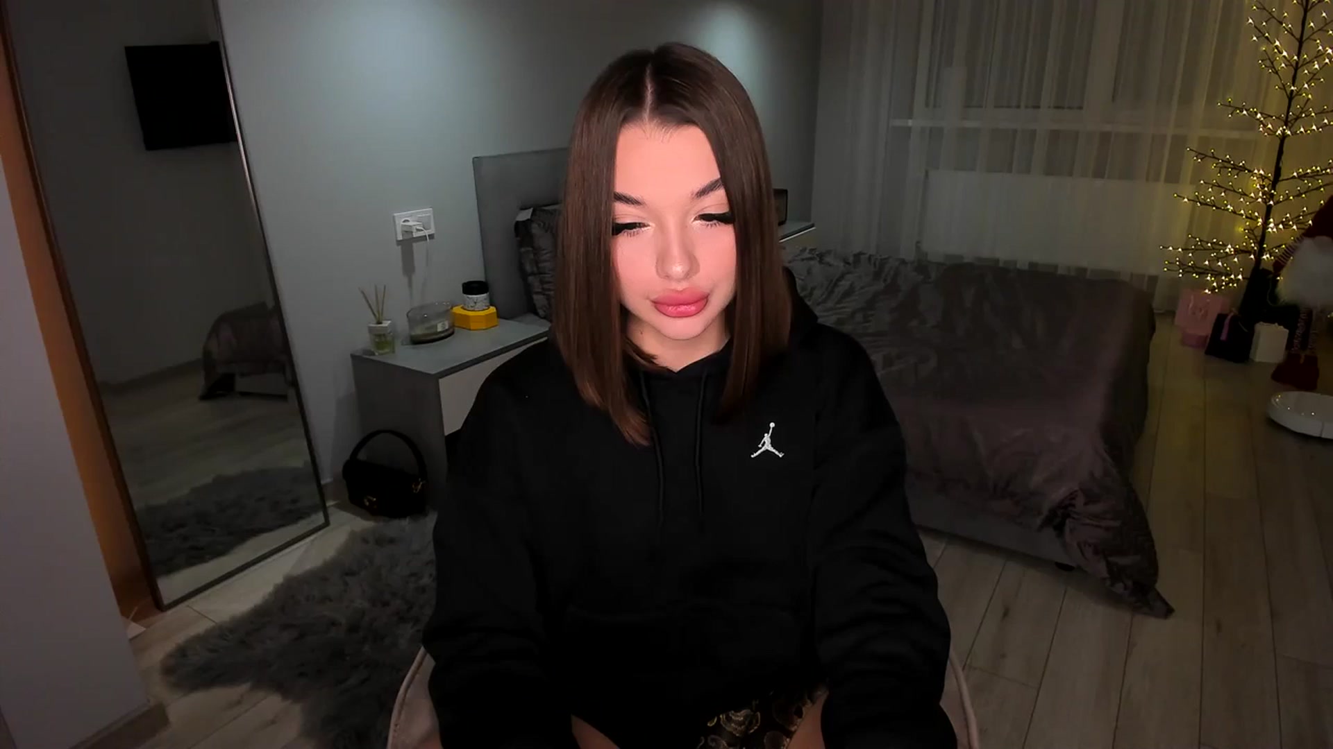 Gallery image thumbnail from Rockn_Queen's myfreecams stream on, 12/08/2023, 21:04 image 1 of 20