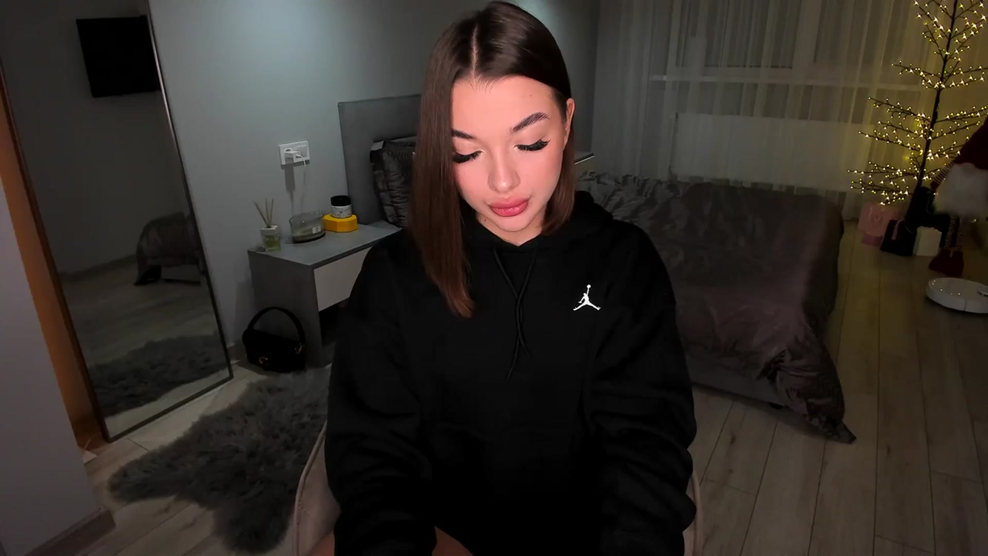 Gallery image thumbnail from Rockn_Queen's myfreecams stream on, 12/08/2023, 21:04 image 4 of 20