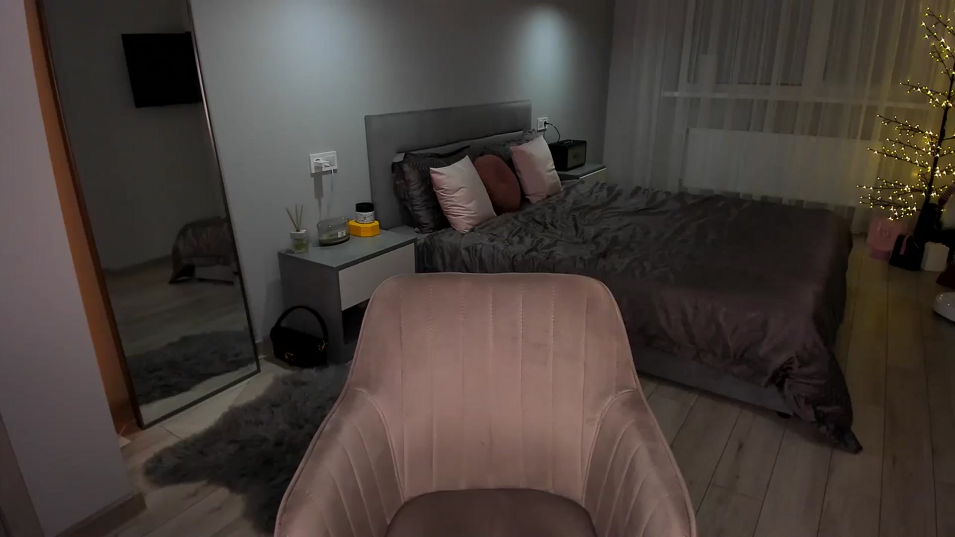 Gallery image thumbnail from Rockn_Queen's myfreecams stream on, 12/08/2023, 21:44 image 8 of 20