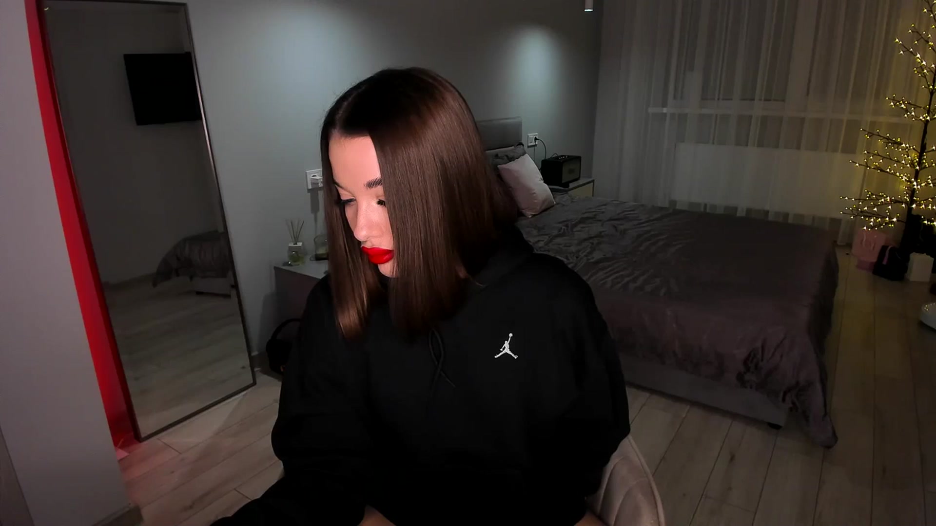 Gallery image thumbnail from Rockn_Queen's myfreecams stream on, 12/10/2023, 24:03 image 18 of 20