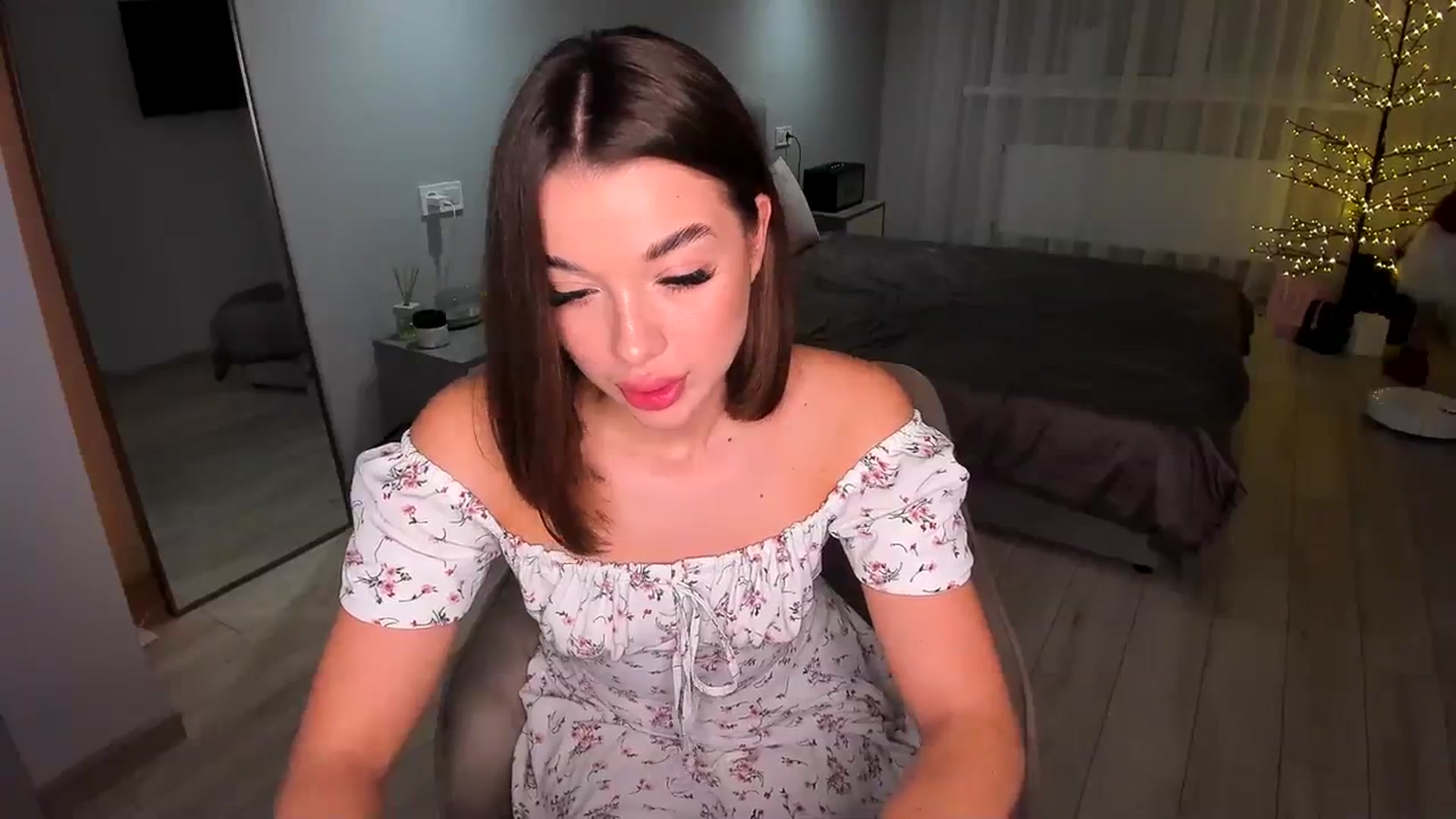 Gallery image thumbnail from Rockn_Queen's myfreecams stream on, 12/11/2023, 02:05 image 19 of 20